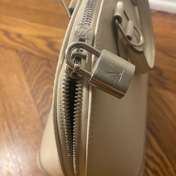 Louis Vuitton
Alma Handbag white Epi Leather PM - Picture 15 of 16